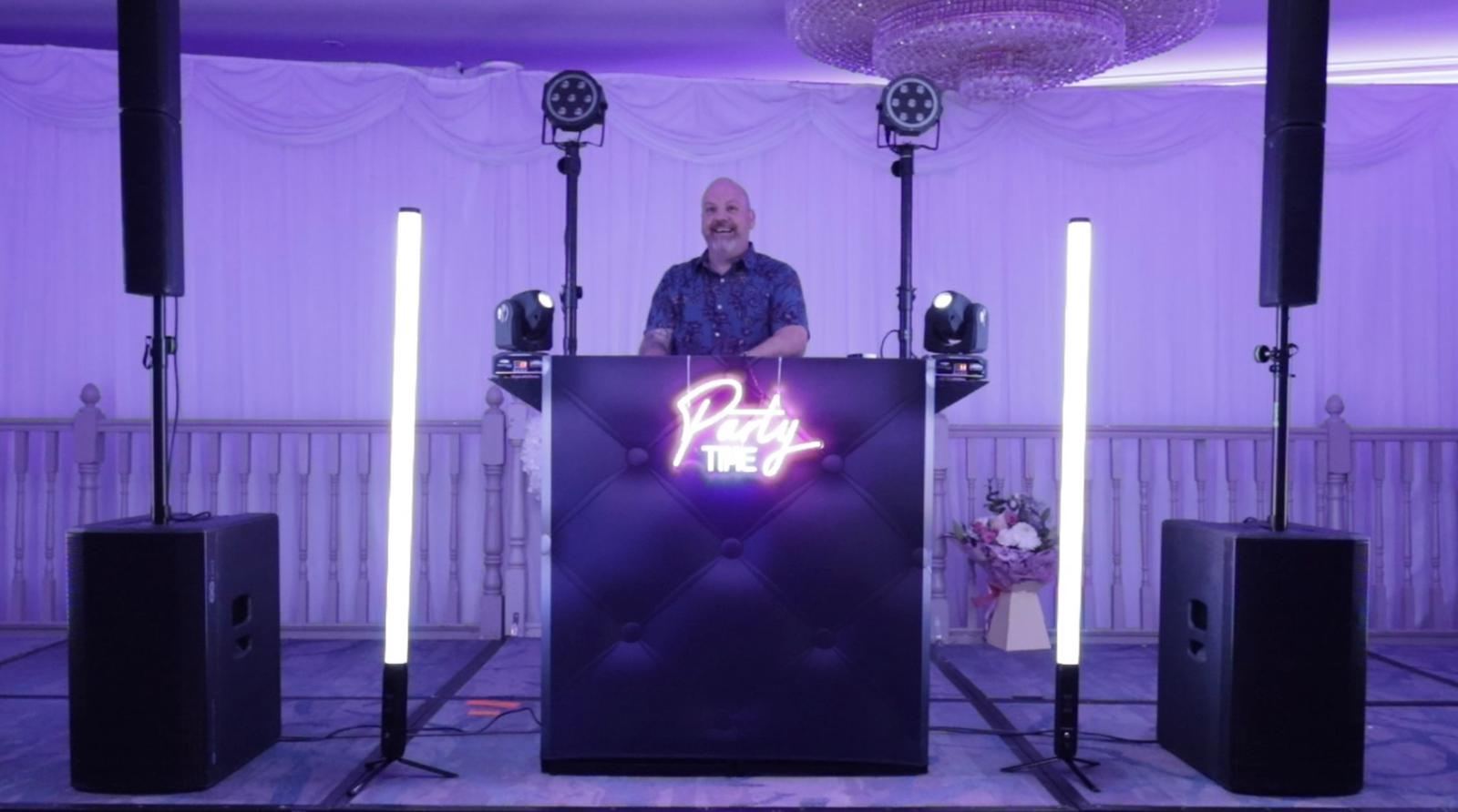 DJ Lloyd bracken entertaining at a wedding in Ireland